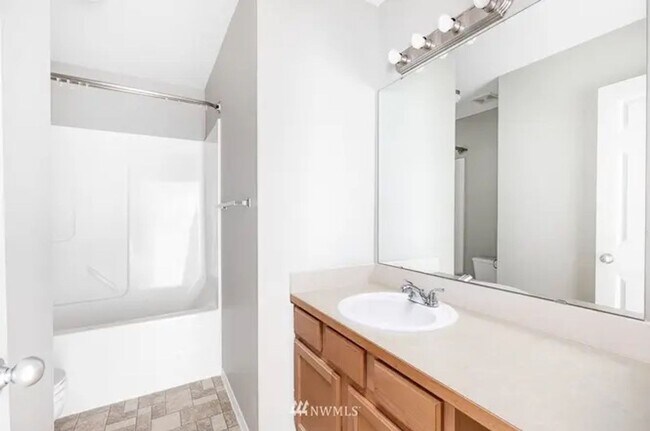 Building Photo - Move in ready home with 4 beds 2.5 bath and 3 car garage