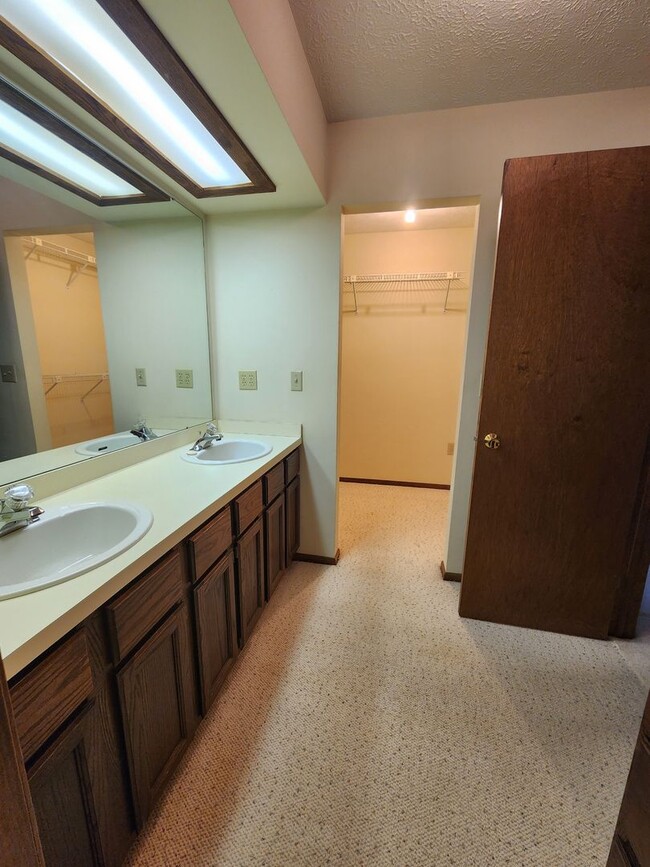 Building Photo - Spacious 3 Bedroom 3 Bathroom Home For Ren...