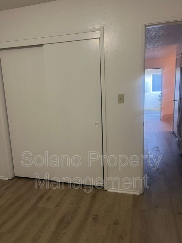 Building Photo - 1104 School St