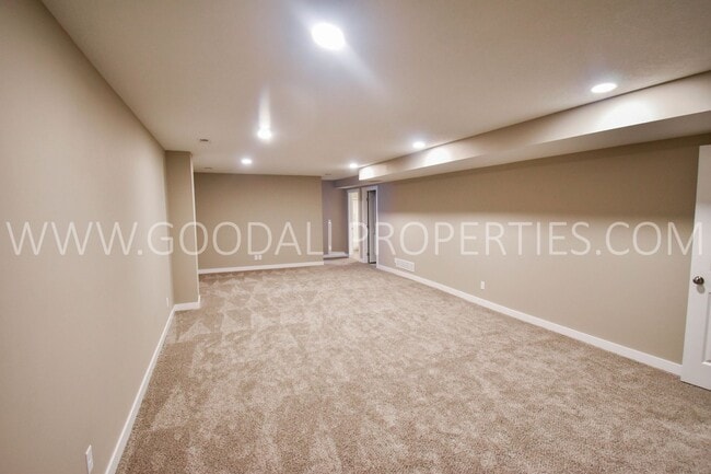 Building Photo - 4 Bed 2.5 bath Ranch with Finished Basement!