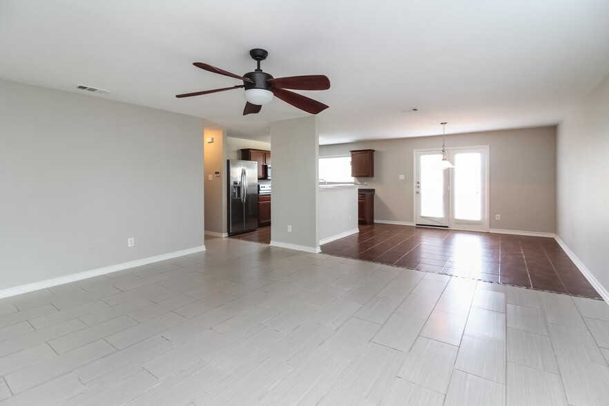 Building Photo - 2033 Pine Knot Dr