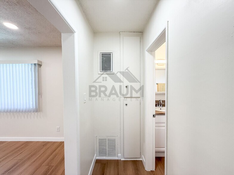 Building Photo - 6336 Tujunga Ave