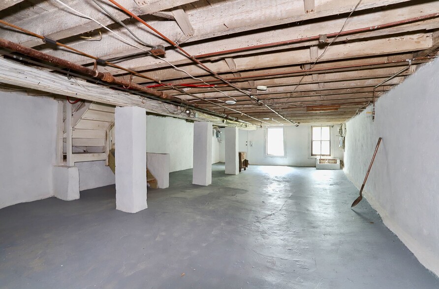 Building Photo - 166 Saint Pauls Ave