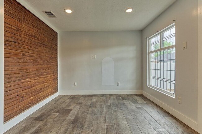 Building Photo - 711 Granberry St