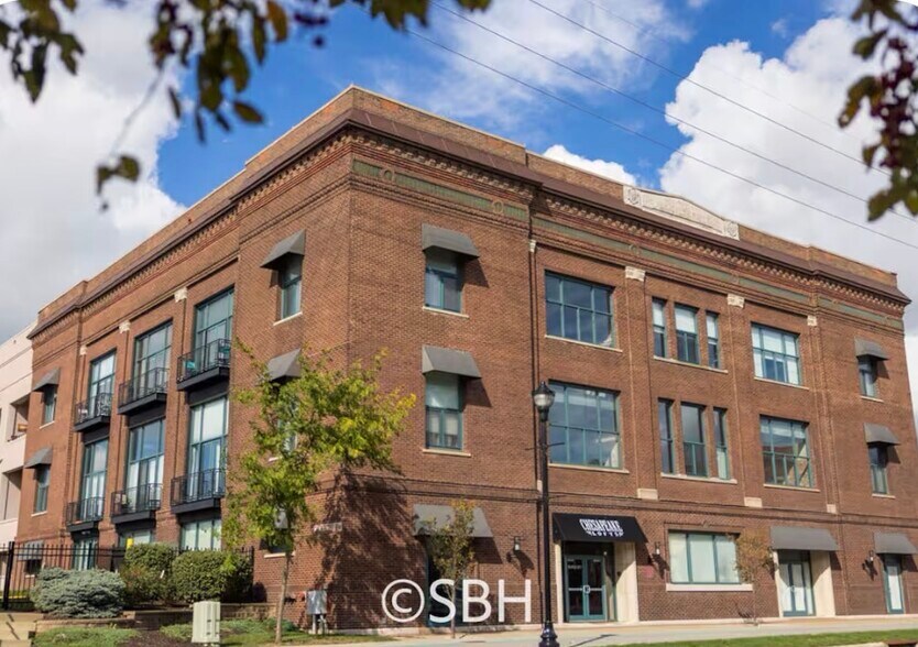 Building Photo - 401 W Shoreline Dr