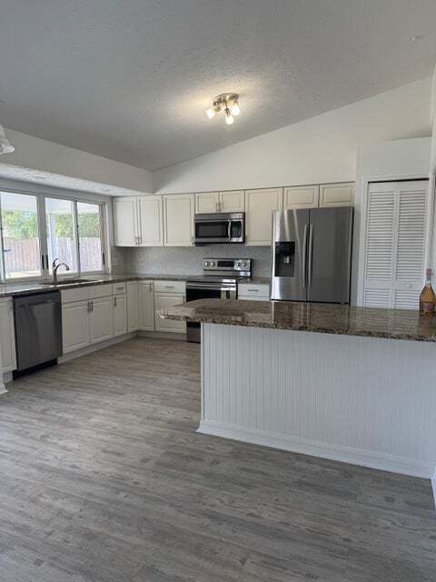 Building Photo - 262 SW Crescent Ave