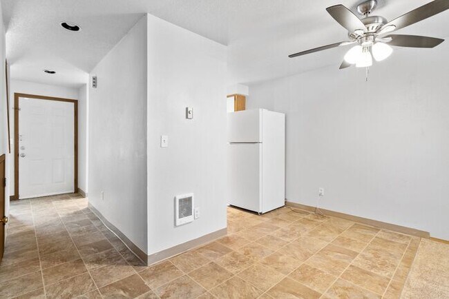 Building Photo - Beautiful 2 bed 1 bath apartment