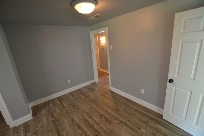 Building Photo - Updated, 3 bedroom, 2 bath home on treed lot in coveted Brownsfield Community