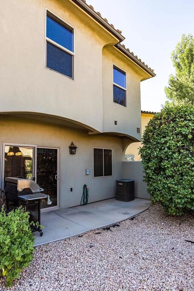 Building Photo - Spacious 3-Bed Townhouse Retreat in Southgate Townhomes