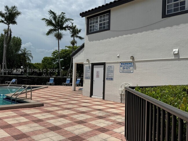 Building Photo - 9711 Fontainebleau Blvd
