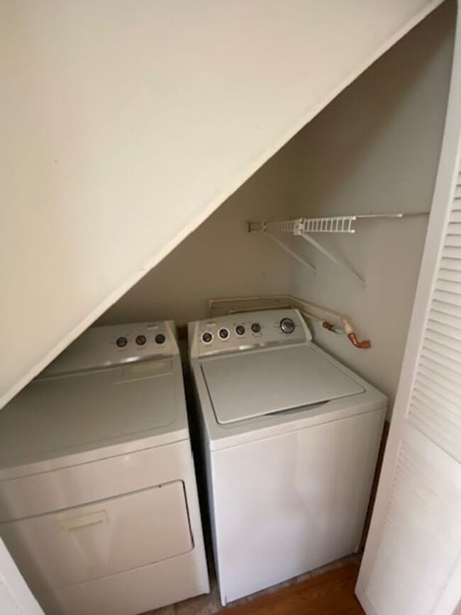 Building Photo - 2 bedroom 1.5 bath  The Cloister Condominium