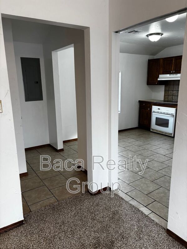 Building Photo - 112 E Jenkins St