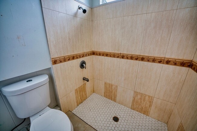 Building Photo - 3BD/2BA with extra living space new Kitche...