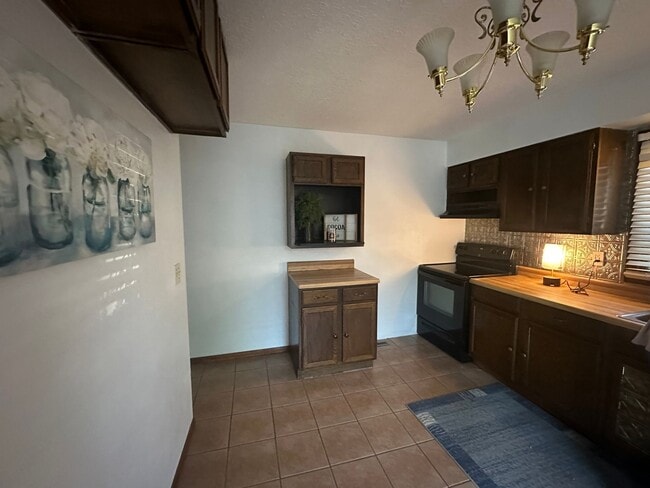 Building Photo - 3 Bedroom Home