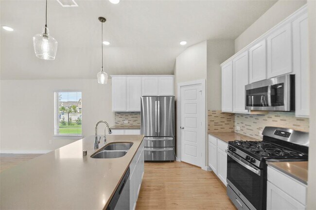 Building Photo - 18811 Cottonwood Bayou Ct