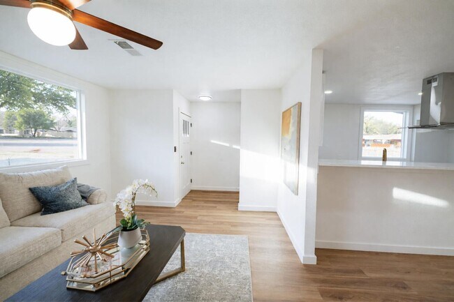 Building Photo - Modern Chic 3 Bedroom W/ Flex Space!