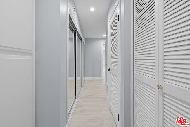 Building Photo - 441 N Oakhurst Dr