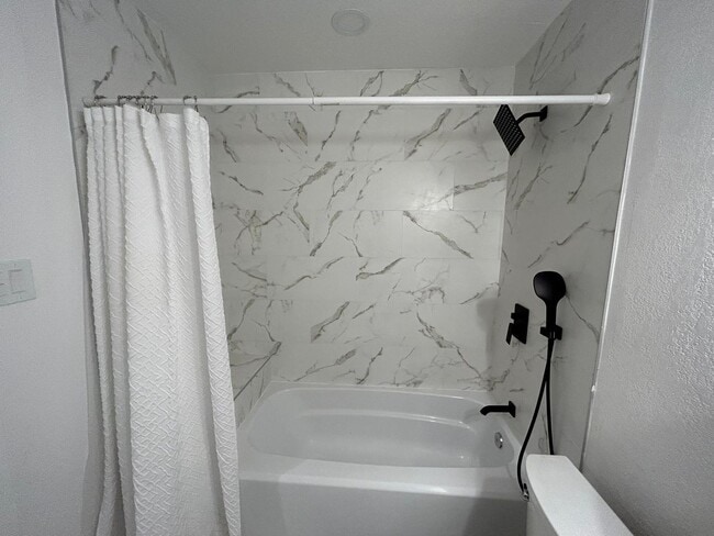 Building Photo - Charming Renovated 1 Bed / 1 Bath Apartment – Quiet North Dallas Living