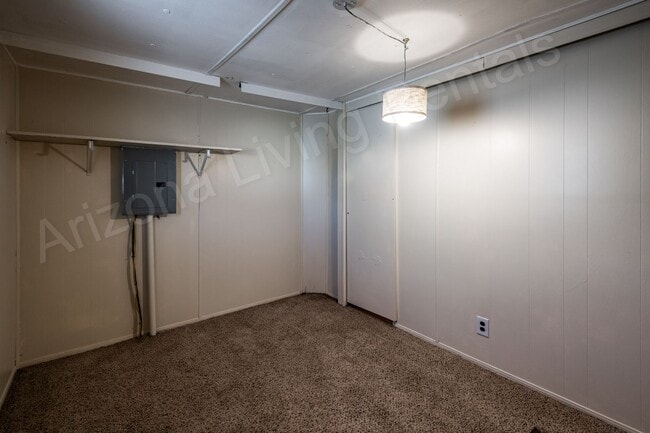 Building Photo - COZY & SPACIOUS