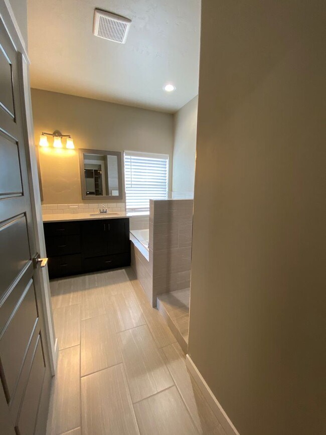 Building Photo - Lovely Single Level 3 Bed 2 Bath Home in M...