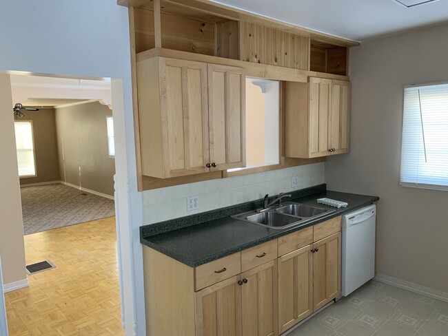 Building Photo - 228 Aspen Ave S