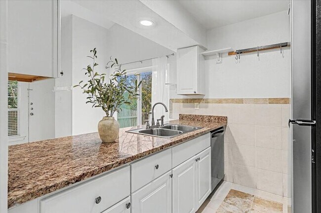 Building Photo - 817 Sirocco Dr