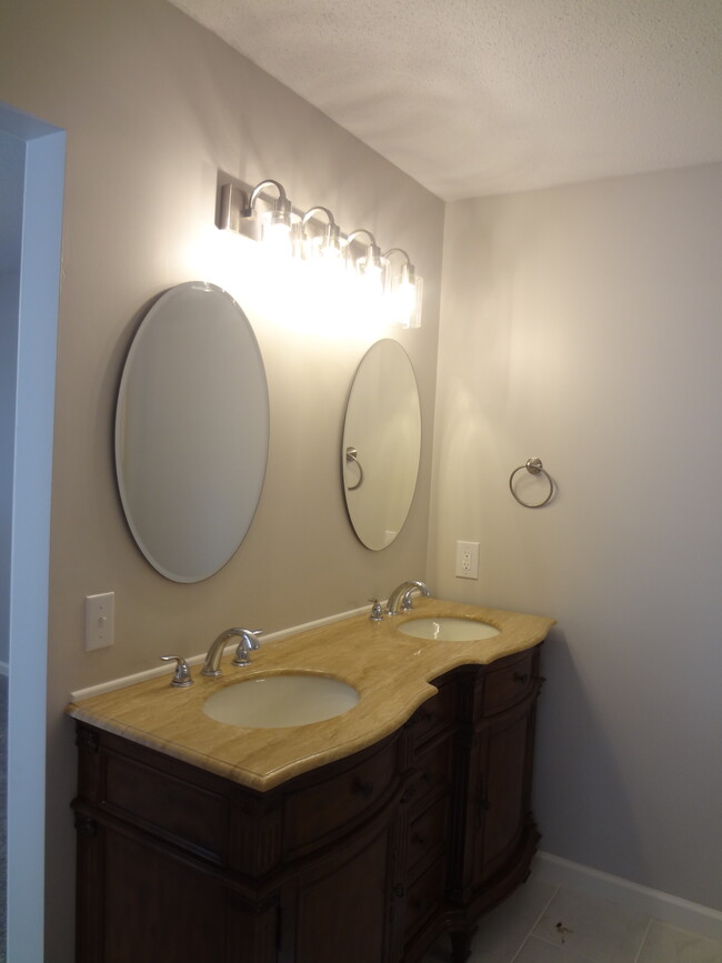 Master bathroom - 724 Joyce Ln