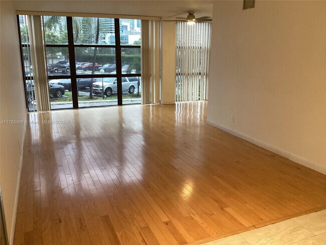 Building Photo - 800 Parkview Dr