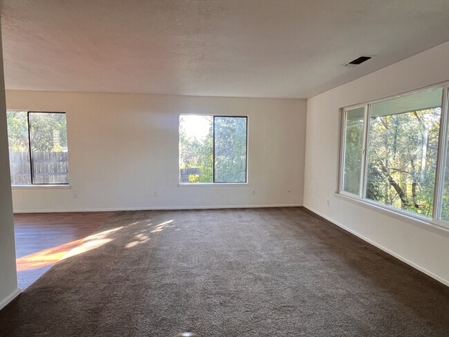 Building Photo - 10647 Newtown Rd