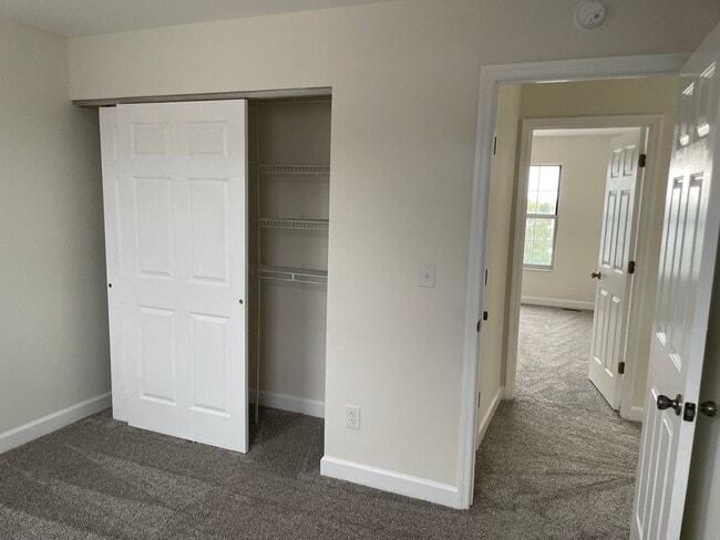 Building Photo - Beautiful 2 Bed, 1.5 Bath Townhome on the Edge of the Desirable Hill Neighborhood Available for Rent