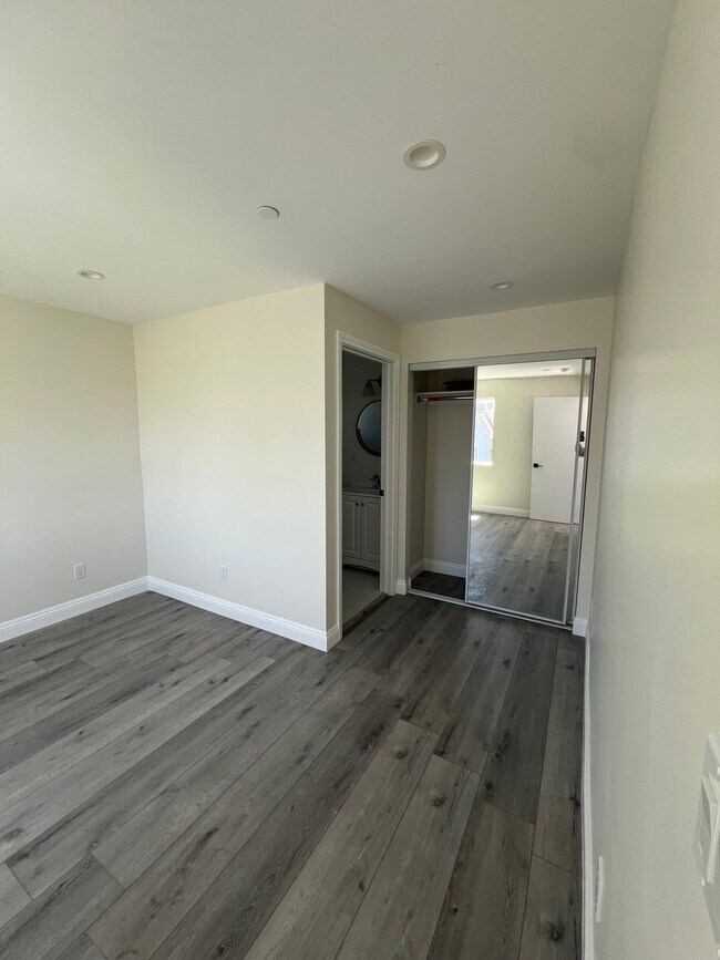 Building Photo - 14826 Vanowen St