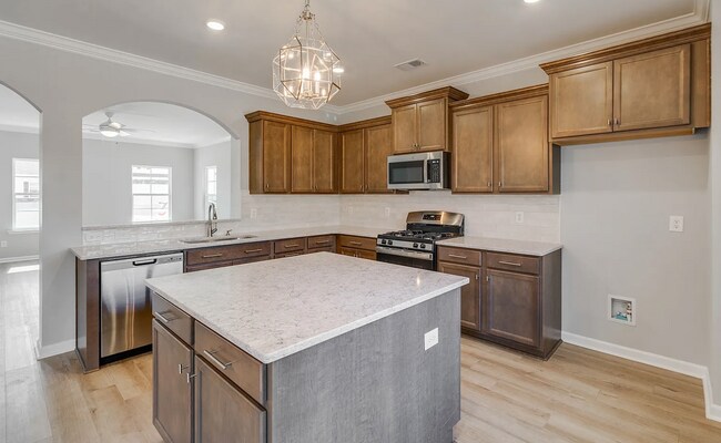 Building Photo - Spacious 5-Bedroom Home with Modern Finishes in Prime Elgin Location