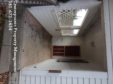 Building Photo - Roseburg 2 bedroom on SE Douglas