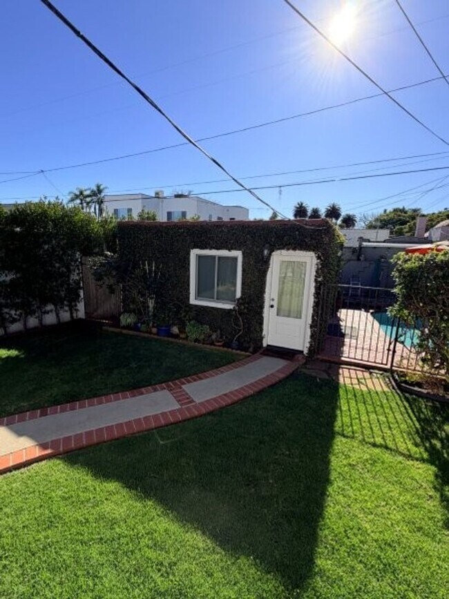 Building Photo - Pico-Robertson / Beverlywood 2 beds + 1.5 baths Spanish house PLUS Studio ADU  | Pool+Jacuzzi & e...