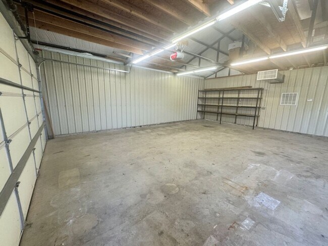 Building Photo - Large 3 bed, 2.5 bath with 30x30 shop