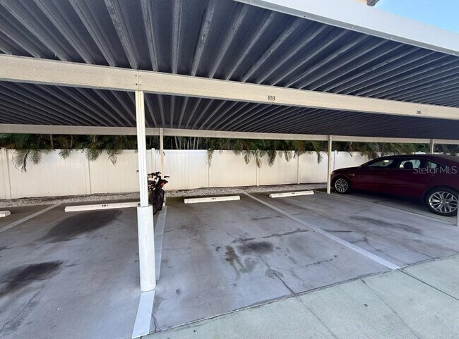 Building Photo - 631 N Orange Ave