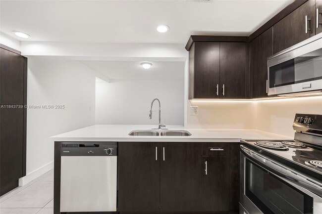 Building Photo - 9407 Fontainebleau Blvd