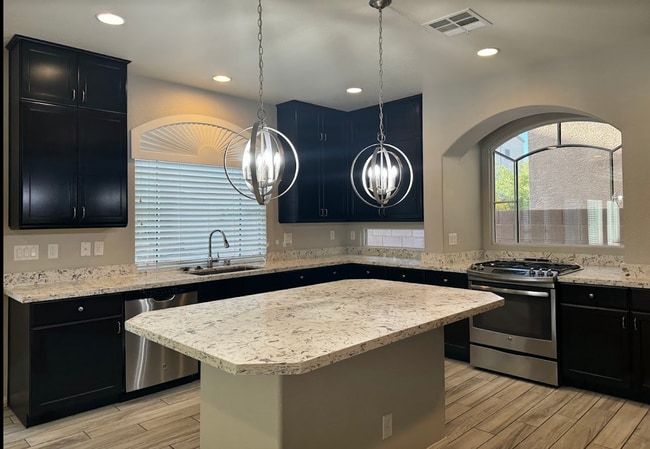 Building Photo - Large Stunning 5 Bedroom Home in the South...