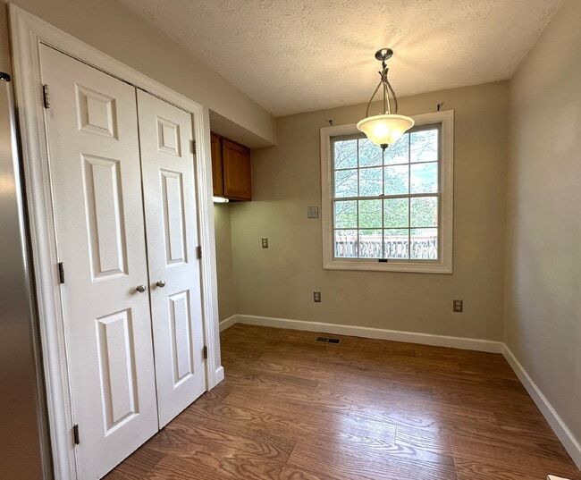 Building Photo - Three Bedroom Townhome in New Market
