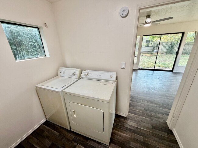 Building Photo - Kenton 3BR/2BA Single-Level Home | Private Yard, W/D Included & Off-Street Parking