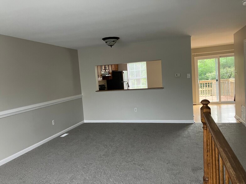 living room - 1867 Norhurst Way N
