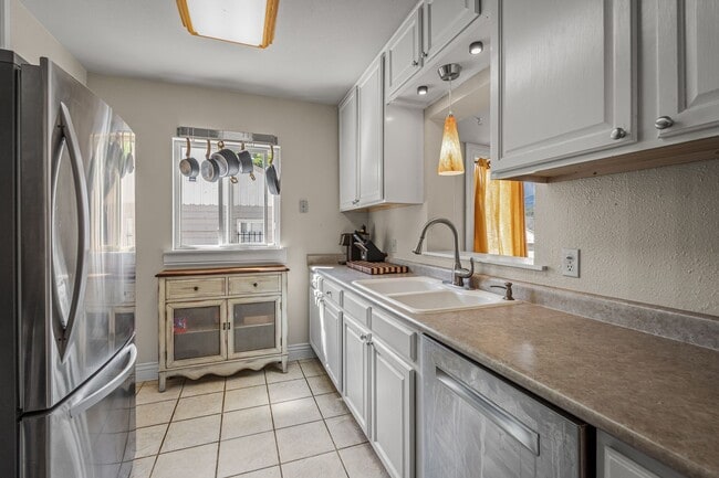 Building Photo - 720 N Foote Ave