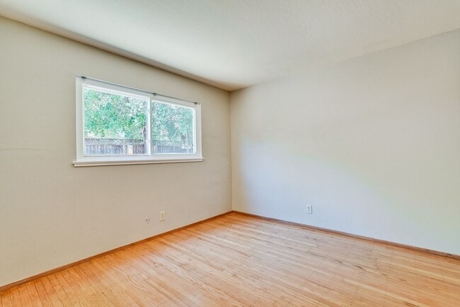 Building Photo - Charming 3-bedroom, 2-bathroom ranch-style...