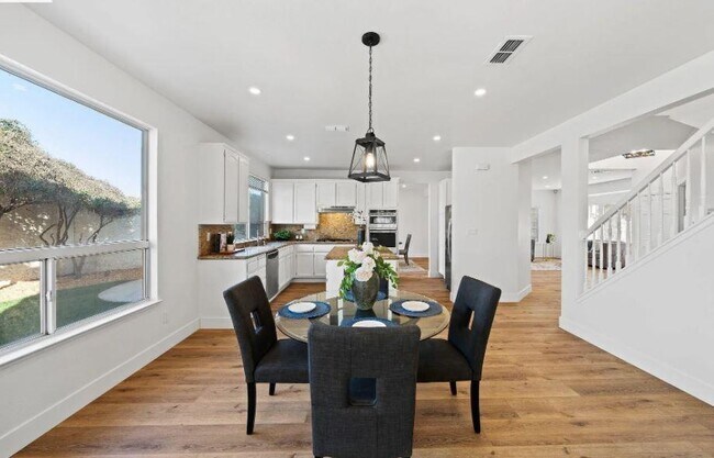 Building Photo - 351 Madrone Pl