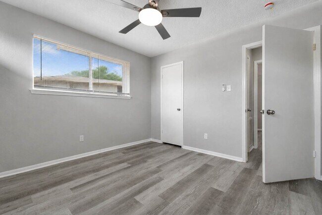 Building Photo - 15811 Pathfield Dr