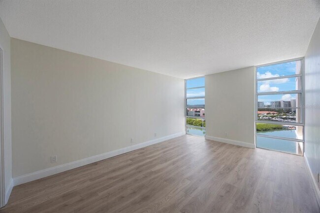 Building Photo - 7400 Sun Island Dr S