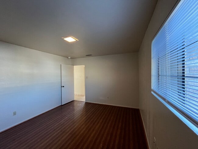 Building Photo - Southside Duplex w/ Two Car Garage