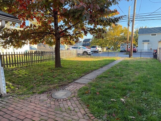 Building Photo - Charming 1 Bedroom Cottage with Bonus Room...