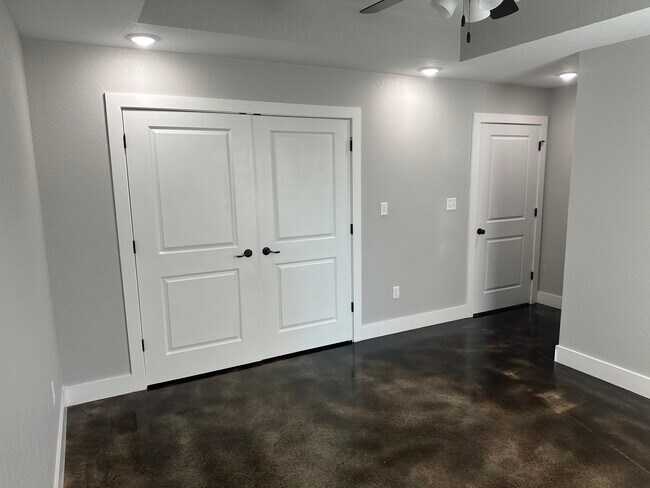 Building Photo - 122 Redwood Dr