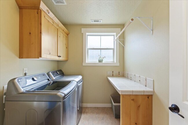 Building Photo - 3-Bedroom Craftsman-Style Home
